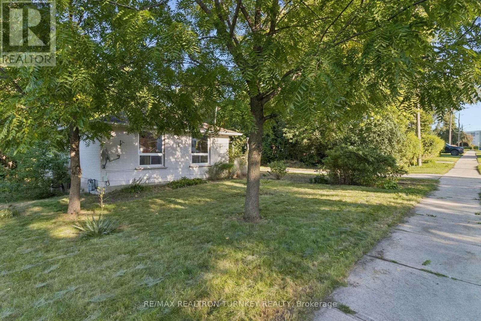 Single Family at 105 Bolton Avenue, Newmarket (Huron Heights-Leslie Valley), Ontario - Photo 4 - RE/MAX Garden City Realty