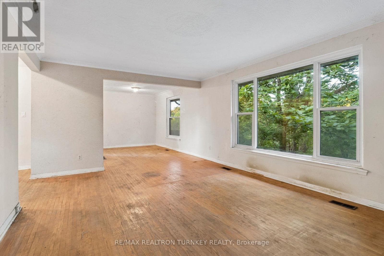 Single Family at 105 Bolton Avenue, Newmarket (Huron Heights-Leslie Valley), Ontario - Photo 6 - RE/MAX Garden City Realty