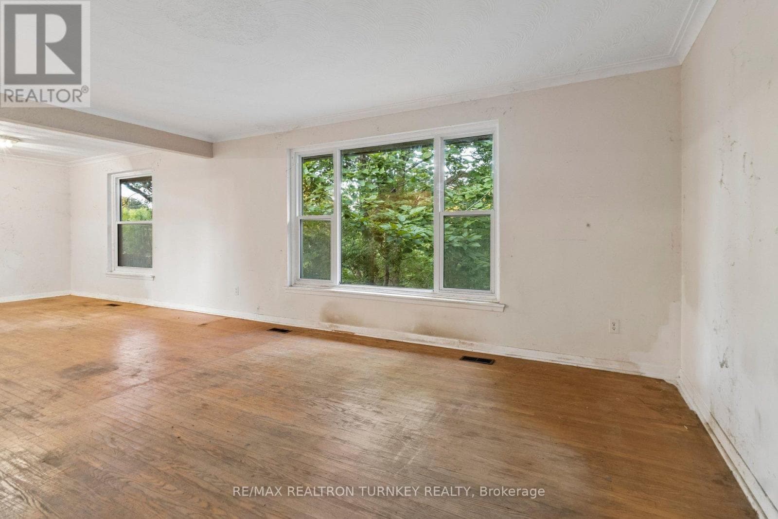 Single Family at 105 Bolton Avenue, Newmarket (Huron Heights-Leslie Valley), Ontario - Photo 7 - RE/MAX Garden City Realty