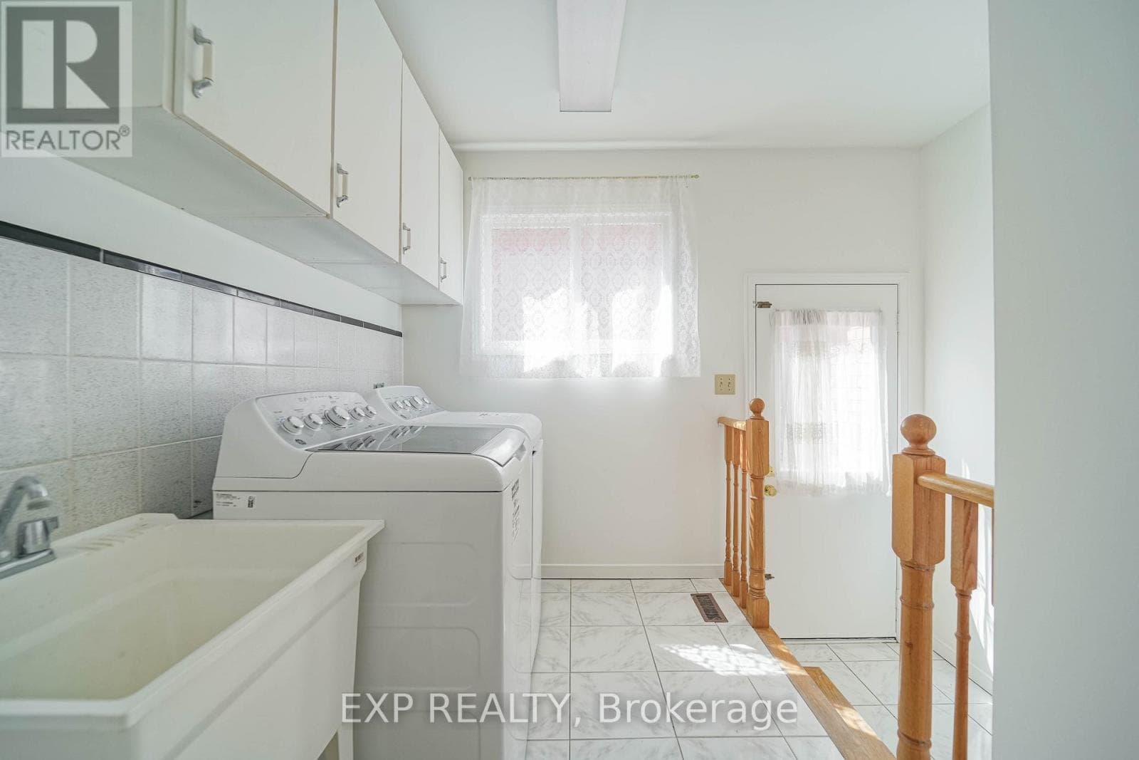 Single Family at 195 Savage Road, Newmarket (Armitage), Ontario - Photo 7 - RE/MAX Garden City Realty