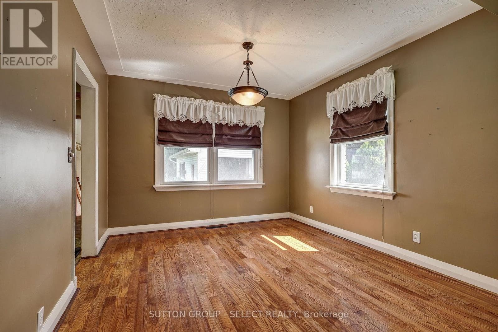 Single Family at 107 Roehampton Avenue, London East (East D), Ontario - Photo 5 - RE/MAX Garden City Realty