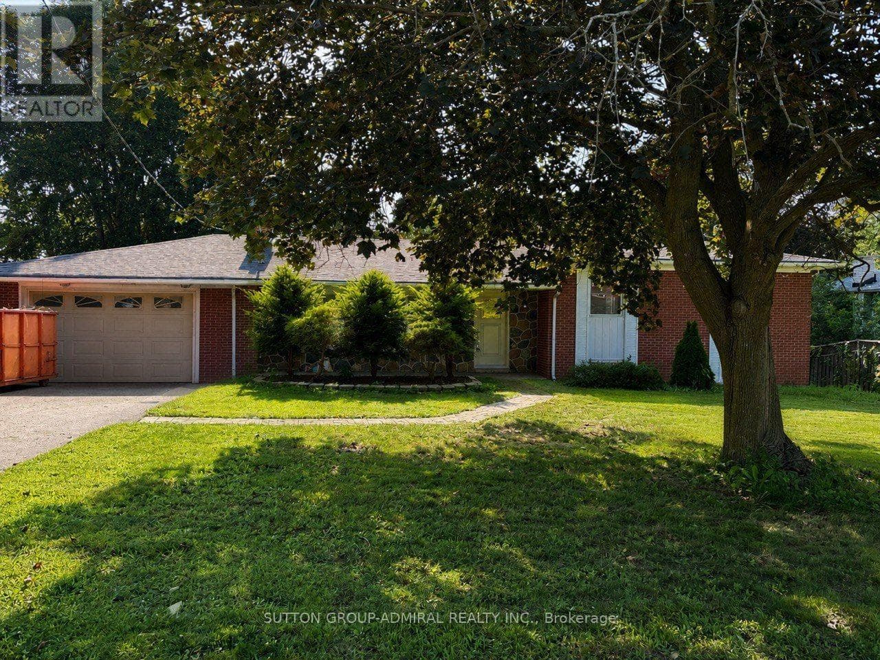 Single Family at Main Floor- 86 Hamilton Drive, Newmarket (Huron Heights-Leslie Valley), Ontario - Photo 2 - RE/MAX Garden City Realty
