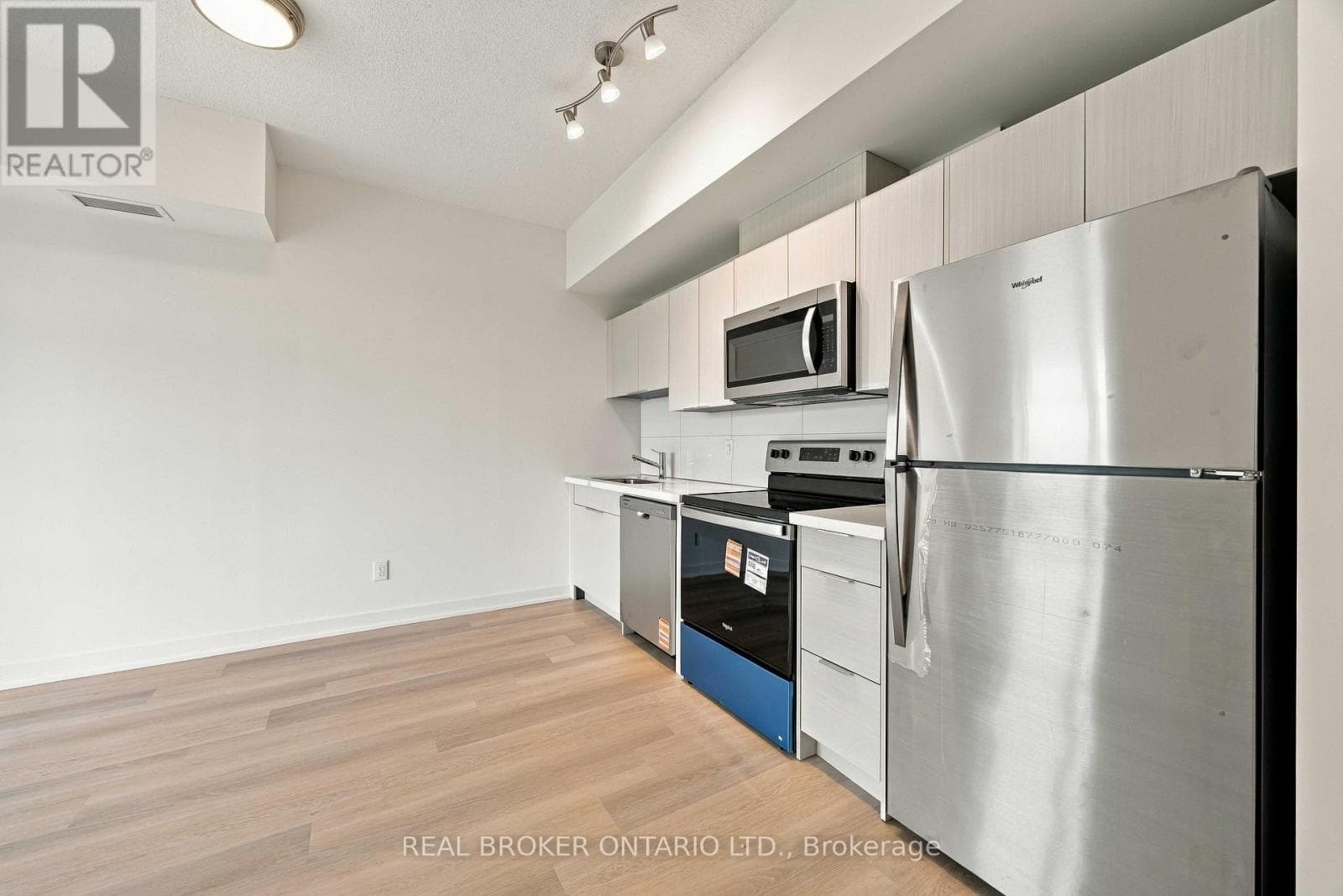 Single Family at 915- 2825 Jane Street, Toronto (Glenfield-Jane Heights), Ontario - Photo 10 - RE/MAX Garden City Realty
