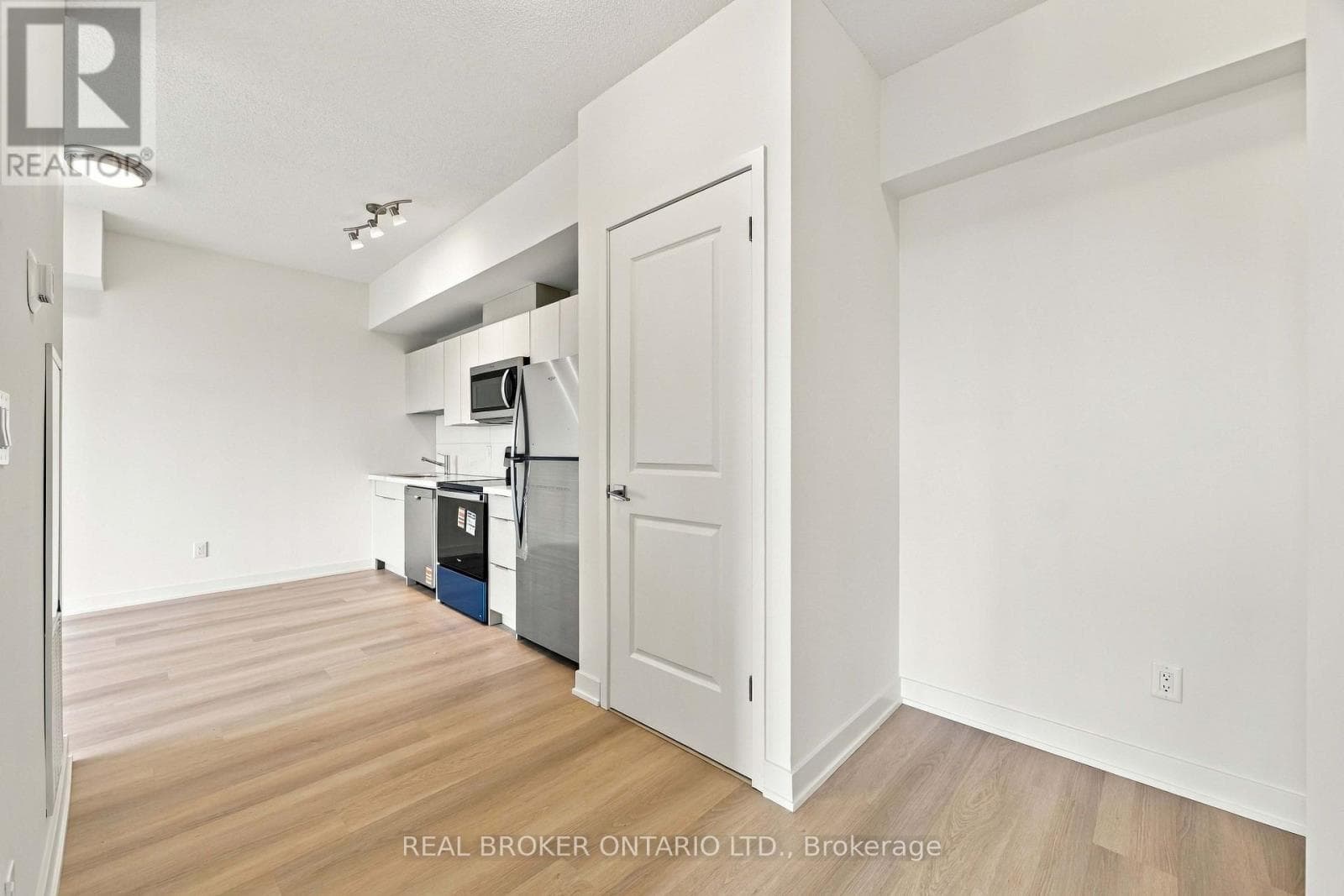 Single Family at 915- 2825 Jane Street, Toronto (Glenfield-Jane Heights), Ontario - Photo 9 - RE/MAX Garden City Realty