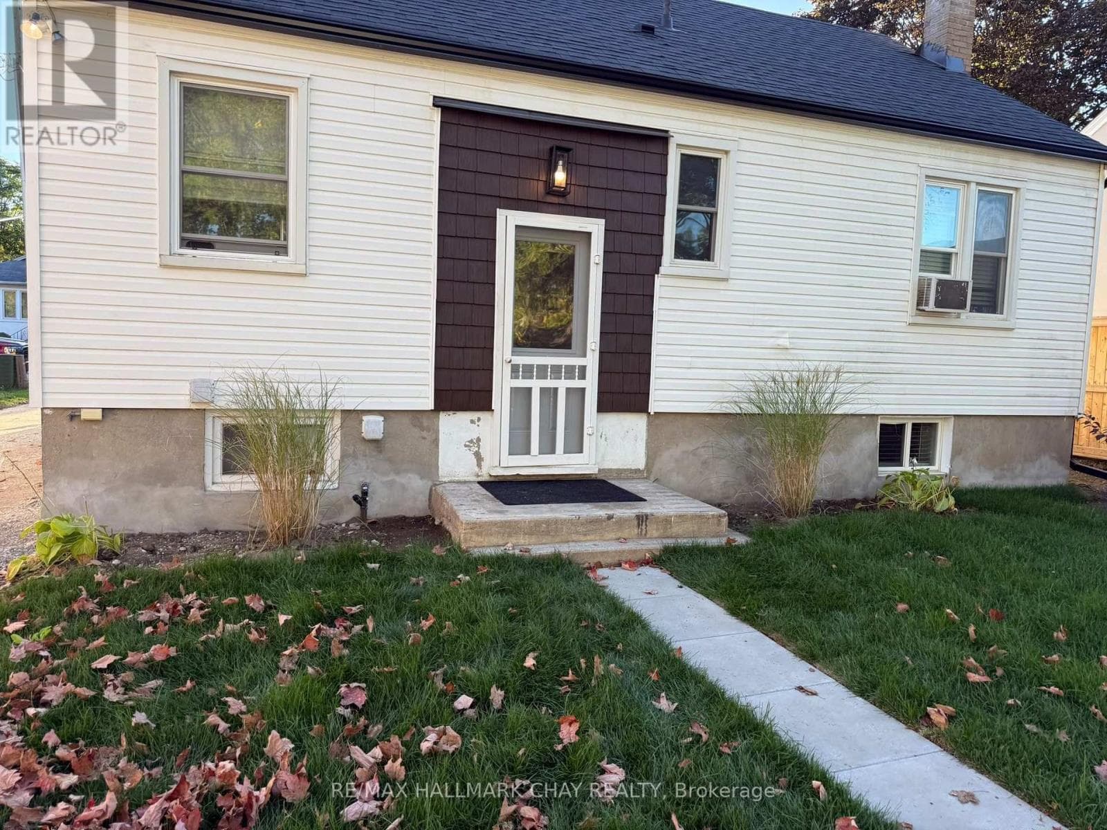 Single Family at 137 Clapperton Street, Barrie (Wellington), Ontario - Photo 2 - RE/MAX Garden City Realty