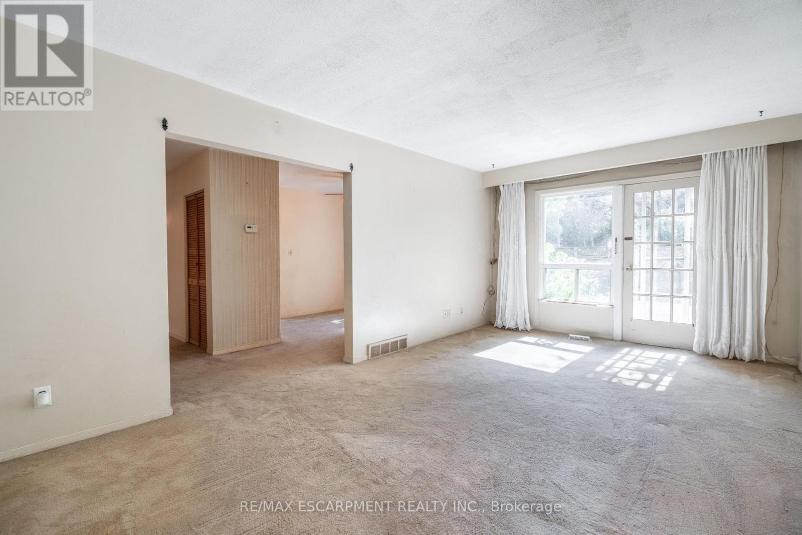 Single Family at 8- 519 Claridge Road, Burlington (Roseland), Ontario - Photo 7 - RE/MAX Garden City Realty