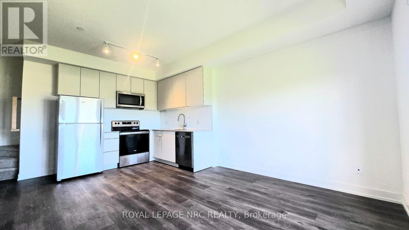 Single Family at 305B- 16 Melbourne Avenue, St. Catharines (E. Chester), Ontario - Photo 6 - RE/MAX Garden City Realty