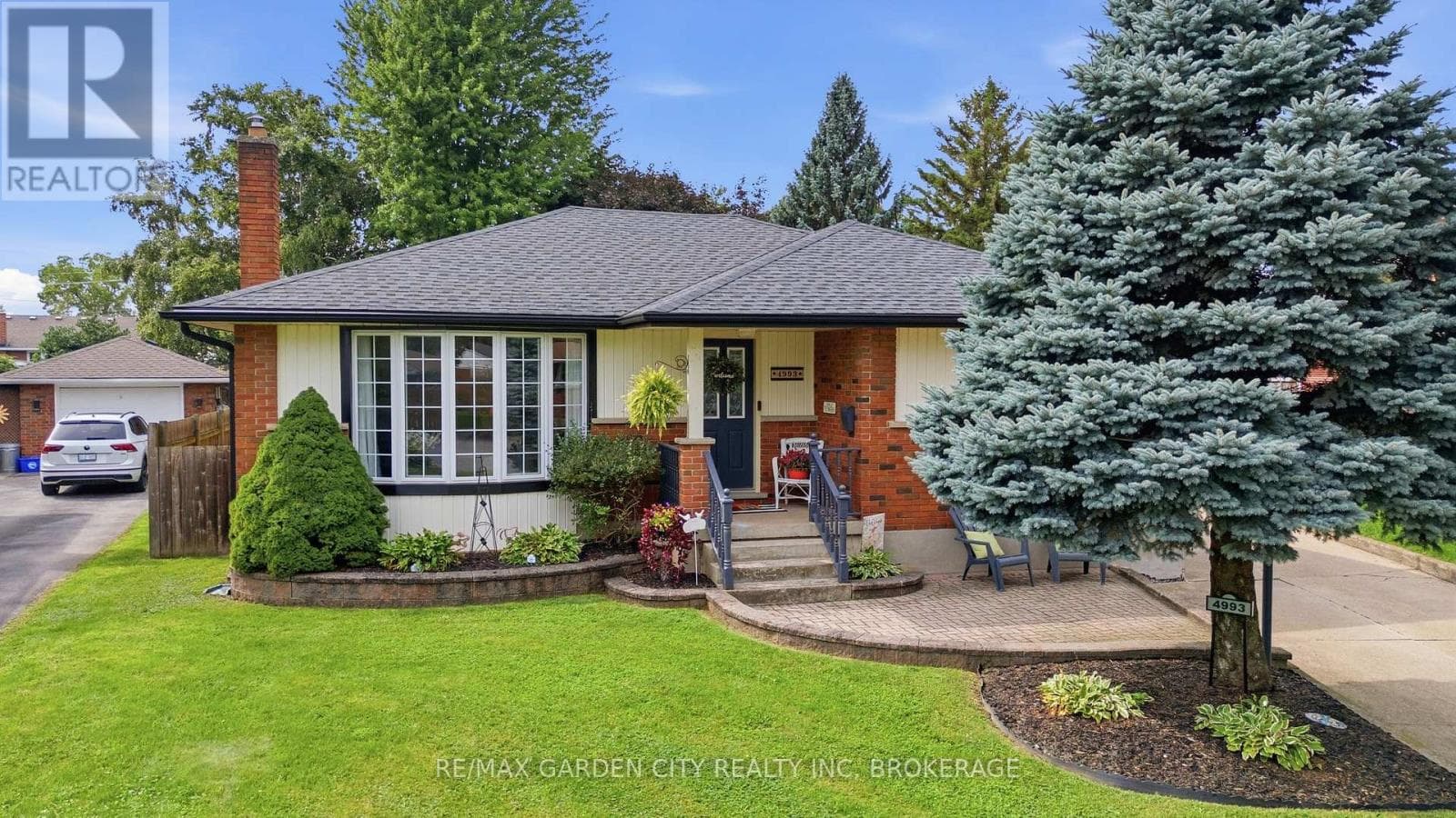 Single Family at 4993 RENDALL Crescent, Niagara Falls (Cherrywood), Ontario - Photo 3 - RE/MAX Garden City Realty