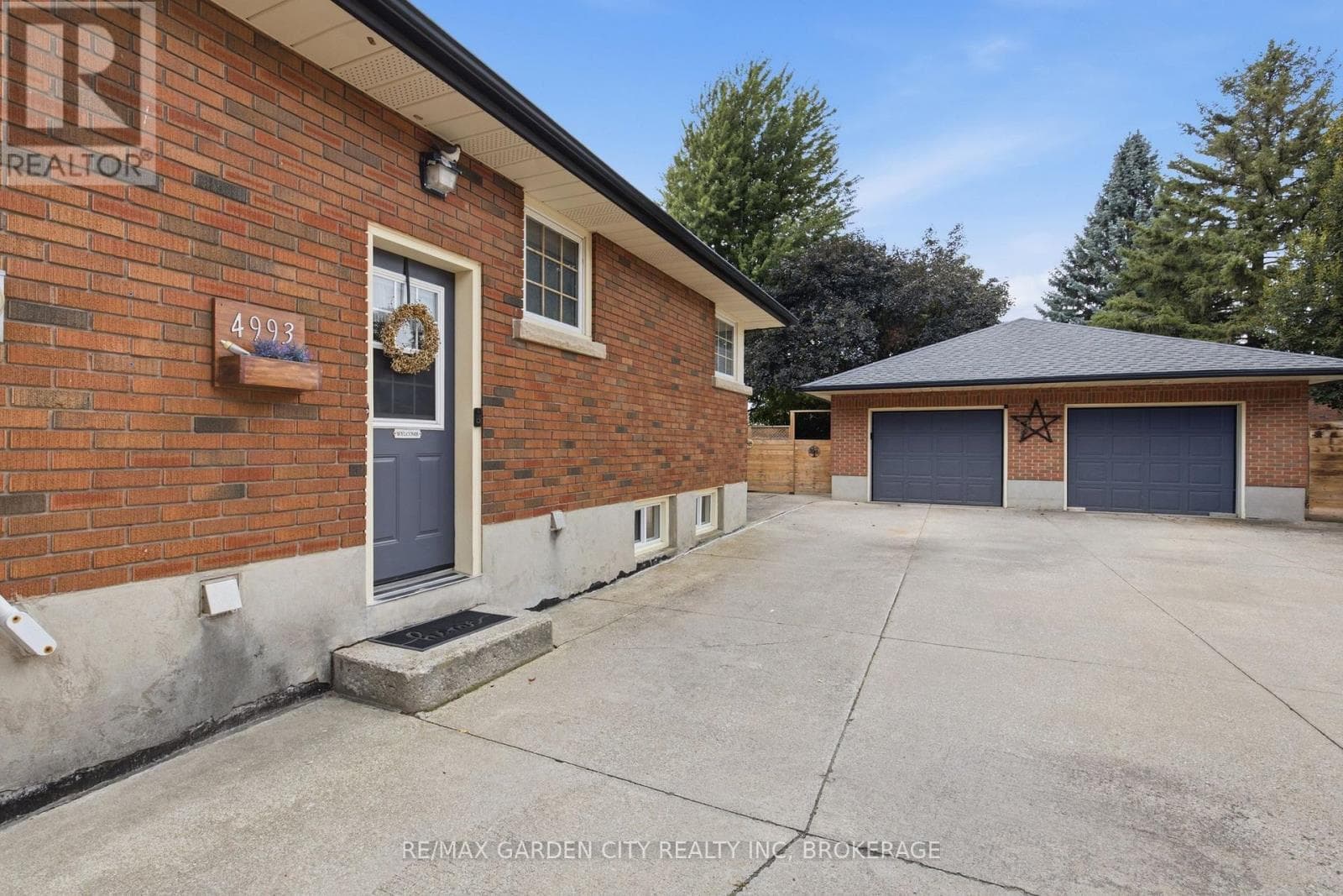 Single Family at 4993 RENDALL Crescent, Niagara Falls (Cherrywood), Ontario - Photo 5 - RE/MAX Garden City Realty