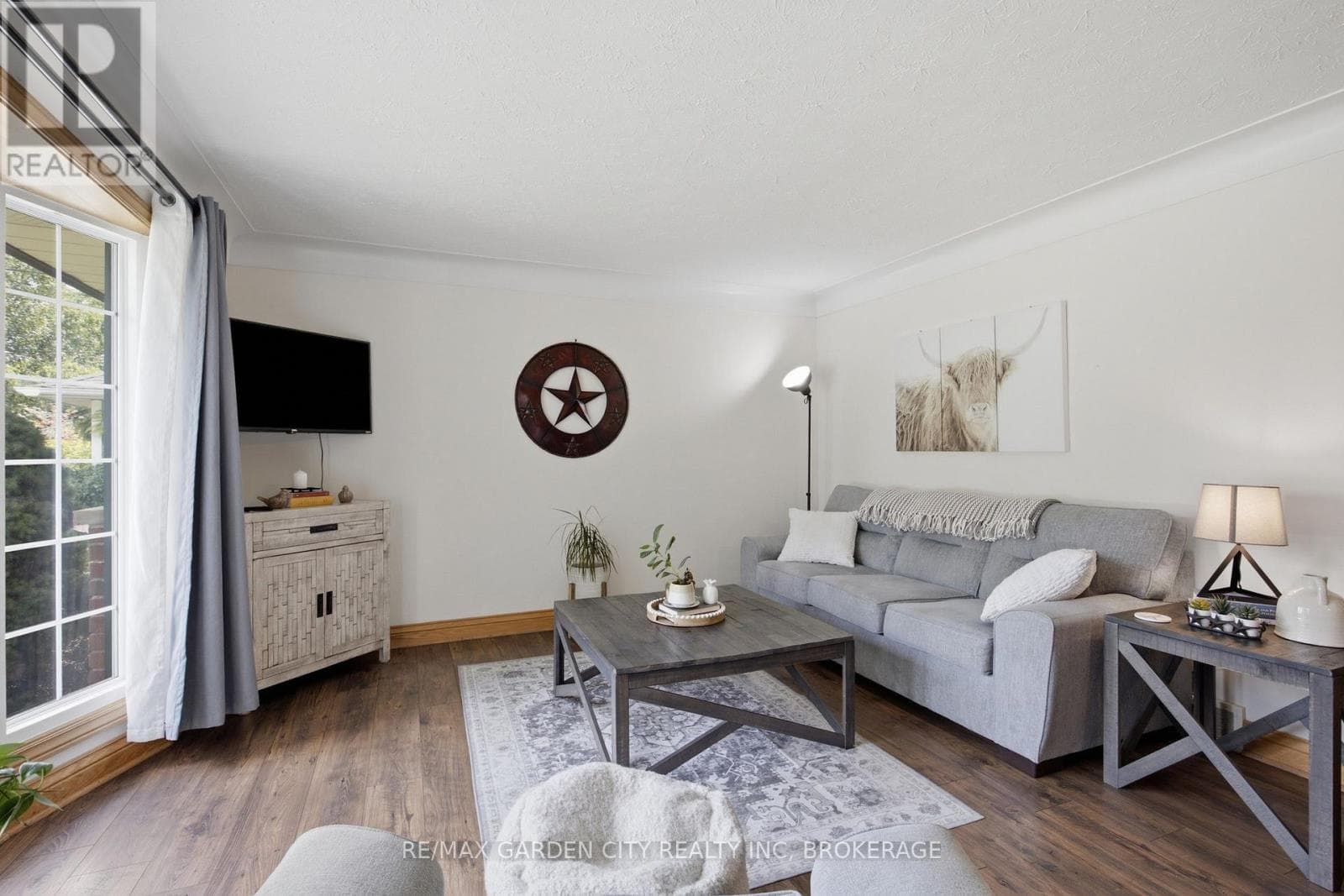 Single Family at 4993 RENDALL Crescent, Niagara Falls (Cherrywood), Ontario - Photo 9 - RE/MAX Garden City Realty
