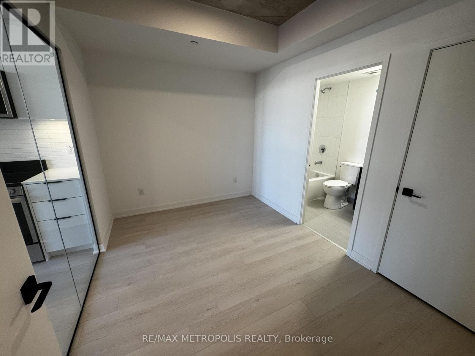 Single Family at 407- 1 Vine Avenue, Toronto (Junction Area), Ontario - Photo 7 - RE/MAX Garden City Realty