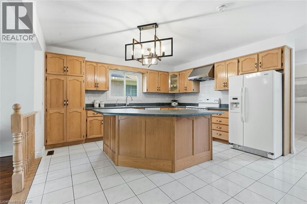 Single Family at 12 SUMNER Crescent, Grimsby, Ontario - Photo 3 - RE/MAX Garden City Realty