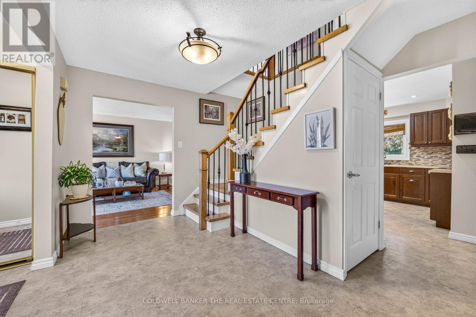 Single Family at 893 Arnold Crescent, Newmarket (Gorham-College Manor), Ontario - Photo 5 - RE/MAX Garden City Realty