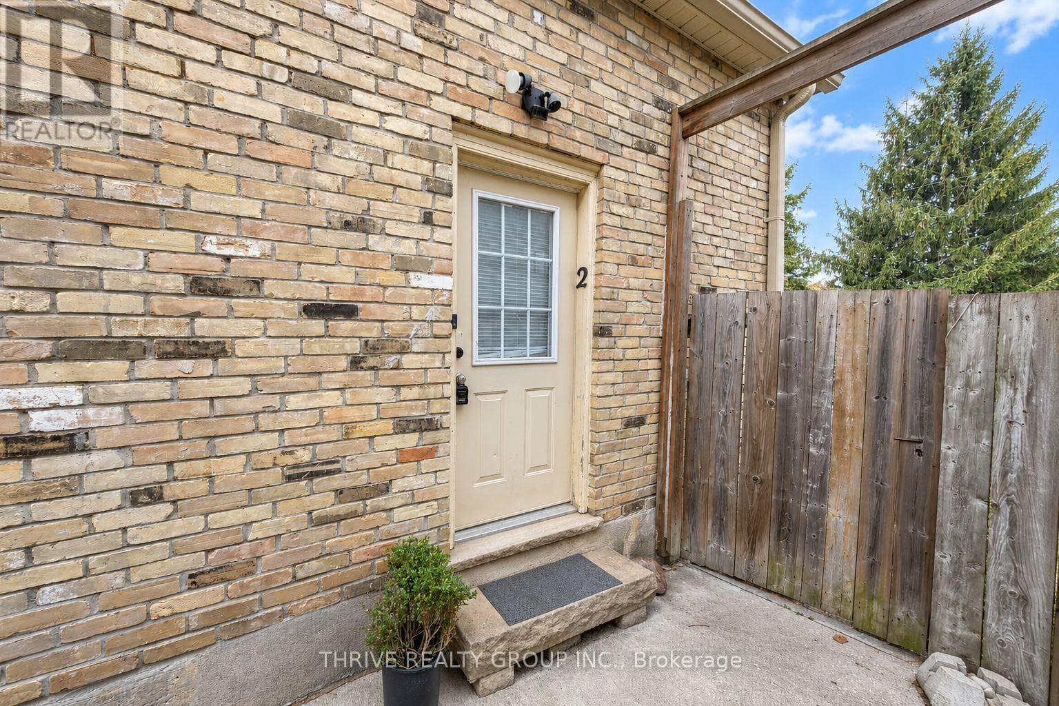 Single Family at Upper- 162 Tecumseh Avenue, London South (South F), Ontario - Photo 3 - RE/MAX Garden City Realty