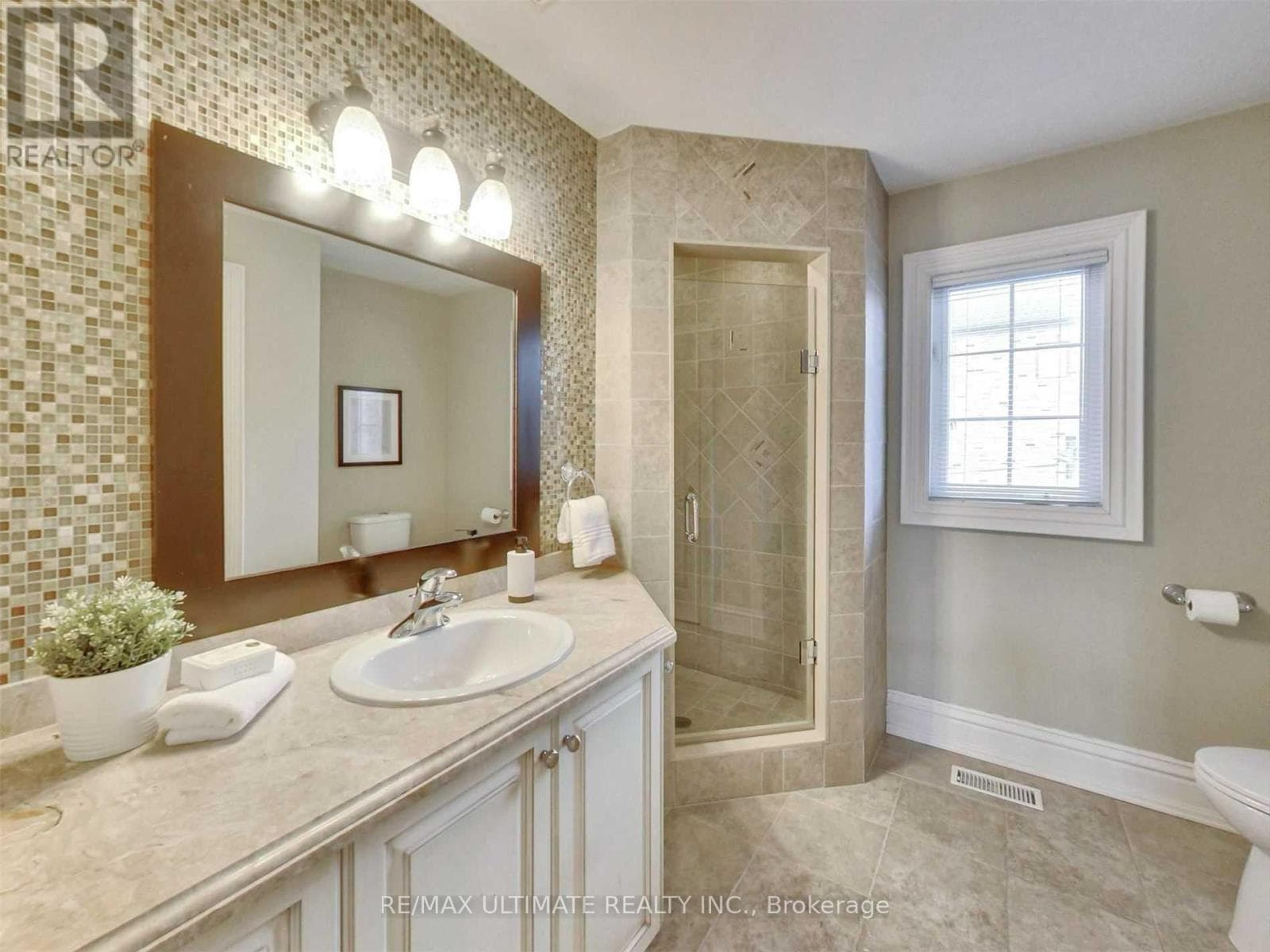 Single Family at 2- 40 Harrow Drive, Toronto (Brookhaven-Amesbury), Ontario - Photo 5 - RE/MAX Garden City Realty