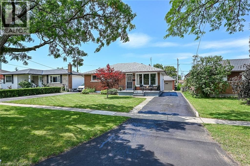 Single Family at 13 ALLANBURG Road, St. Catharines, Ontario - Photo 5 - RE/MAX Garden City Realty