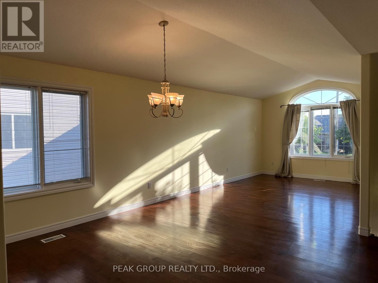 Single Family at 4418 CONNELL Avenue, Niagara Falls (Ascot), Ontario - Photo 2 - RE/MAX Garden City Realty
