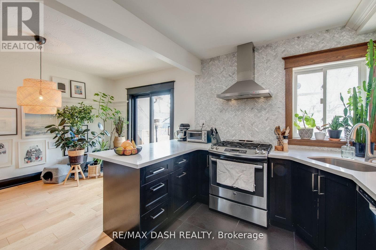 Single Family at 74 Oak Park Avenue, Toronto (Woodbine-Lumsden), Ontario - Photo 7 - RE/MAX Garden City Realty
