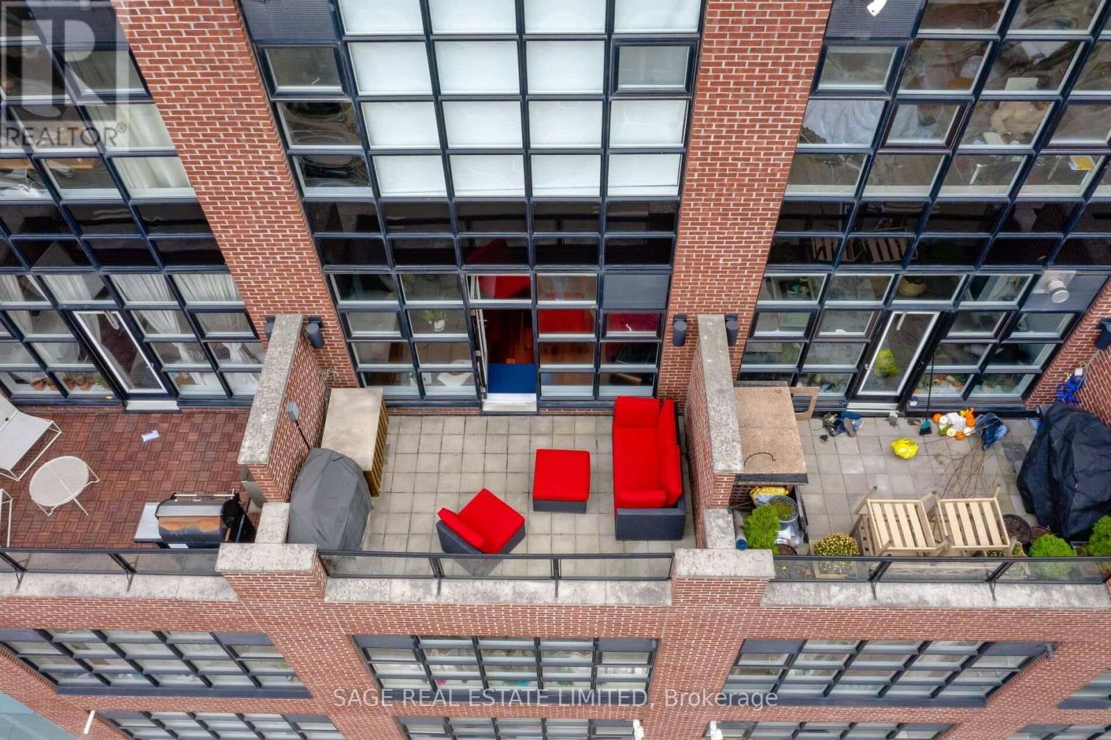402- 261 King Street