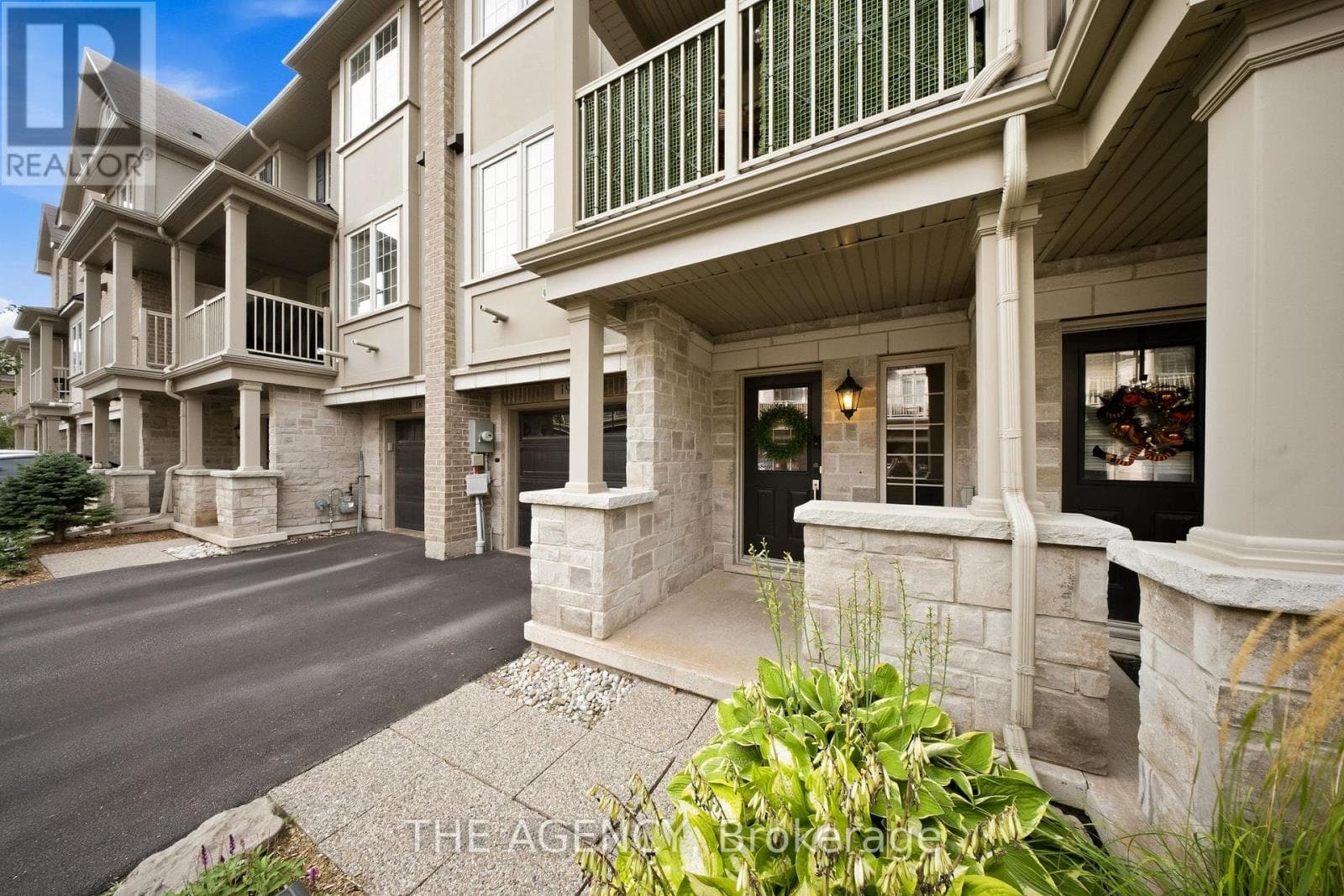 19- 215 Dundas Street