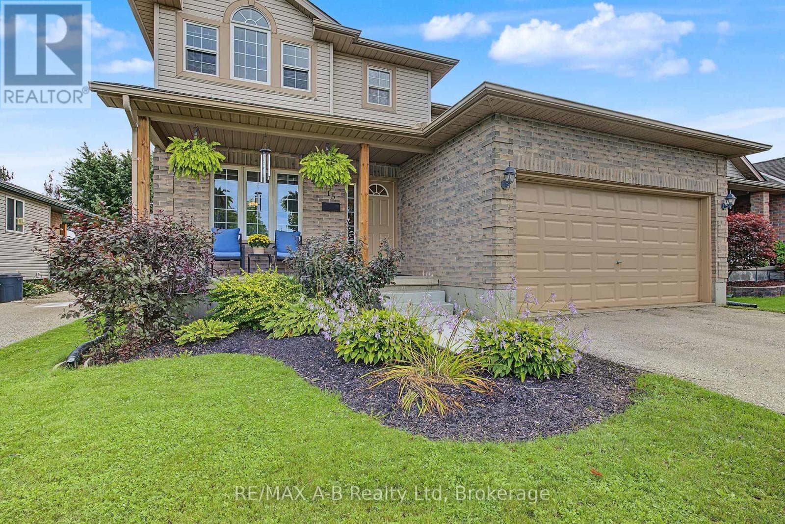 Single Family at 15 Cook Crescent, St. Thomas, Ontario - Photo 2 - RE/MAX Garden City Realty