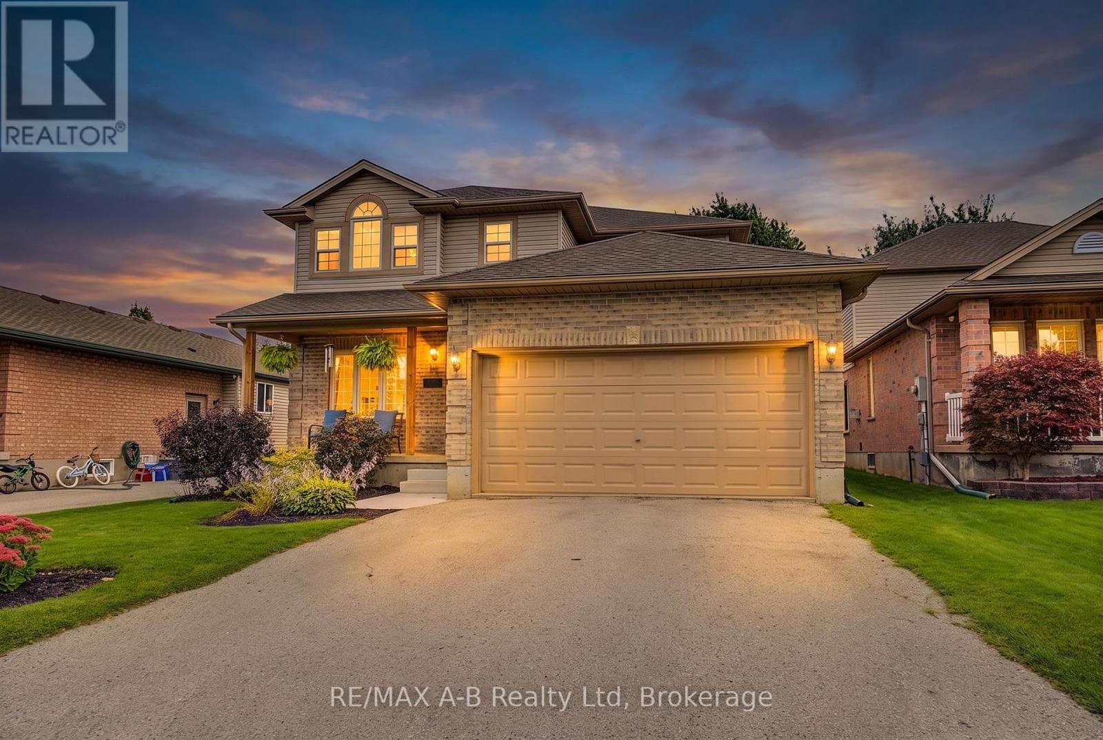 Single Family at 15 Cook Crescent, St. Thomas, Ontario - Photo 3 - RE/MAX Garden City Realty