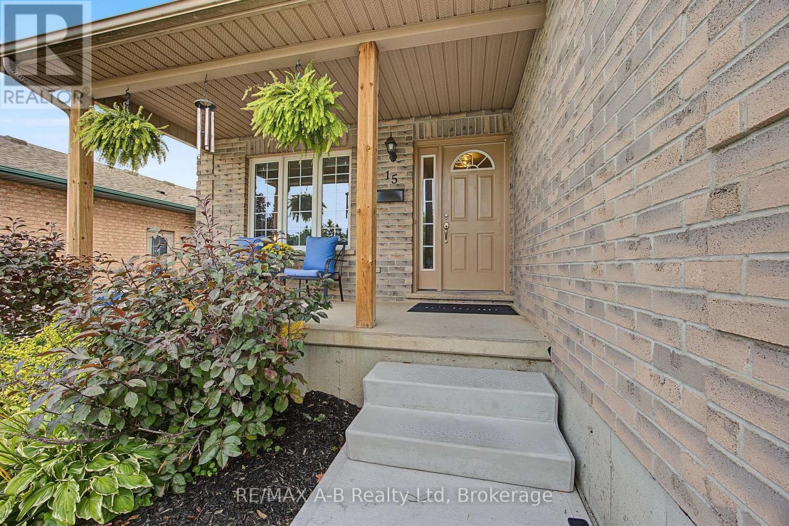 Single Family at 15 Cook Crescent, St. Thomas, Ontario - Photo 4 - RE/MAX Garden City Realty