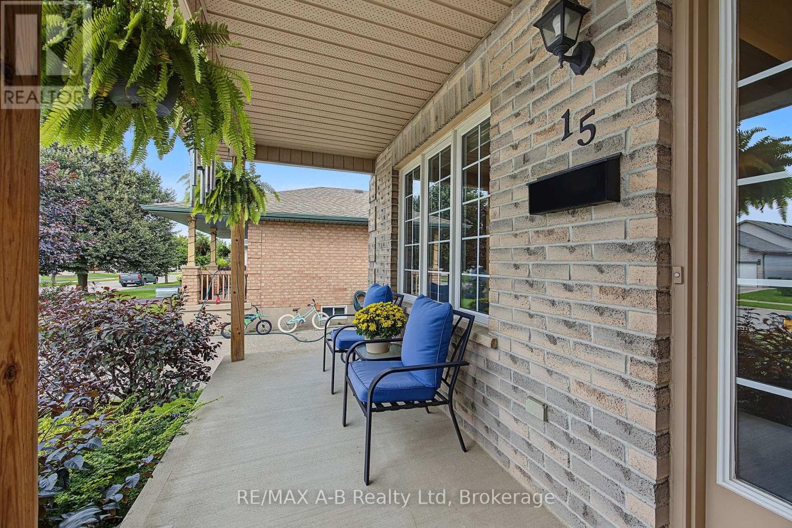 Single Family at 15 Cook Crescent, St. Thomas, Ontario - Photo 5 - RE/MAX Garden City Realty
