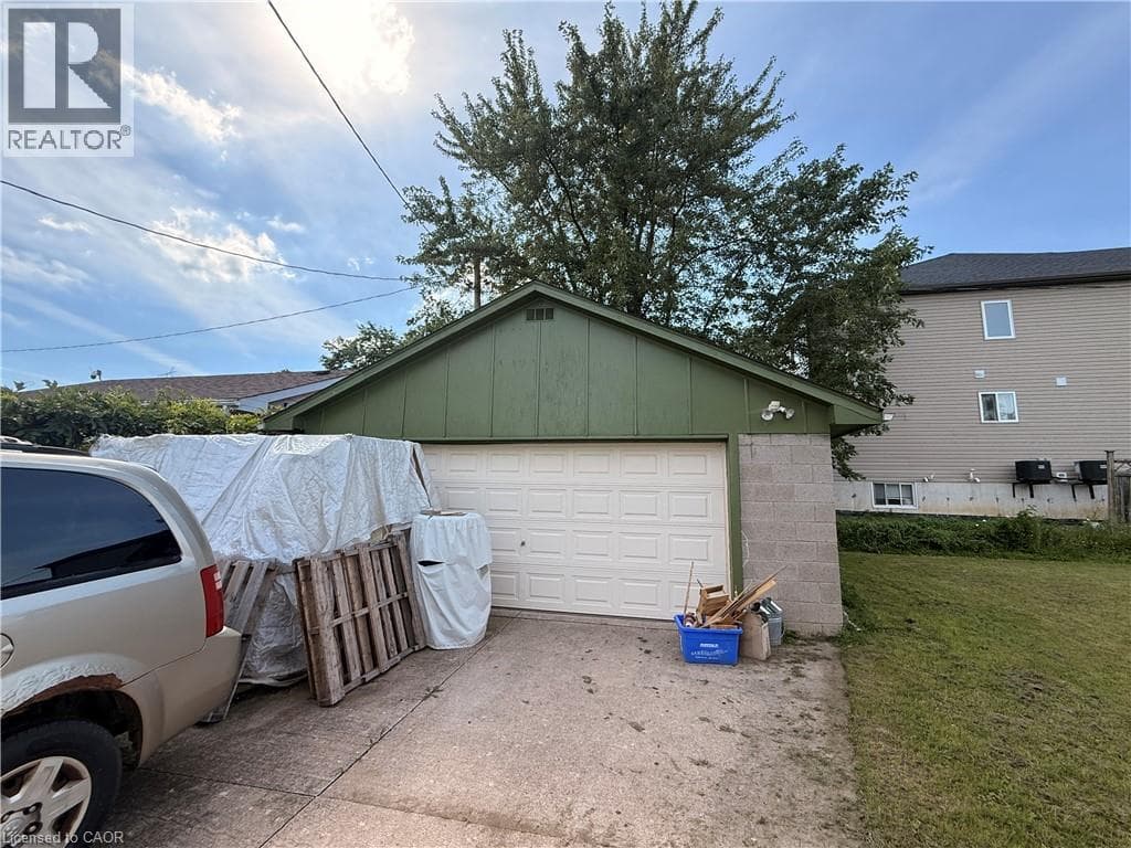 Single Family at 4 CONLON Crescent, Thorold, Ontario - Photo 3 - RE/MAX Garden City Realty