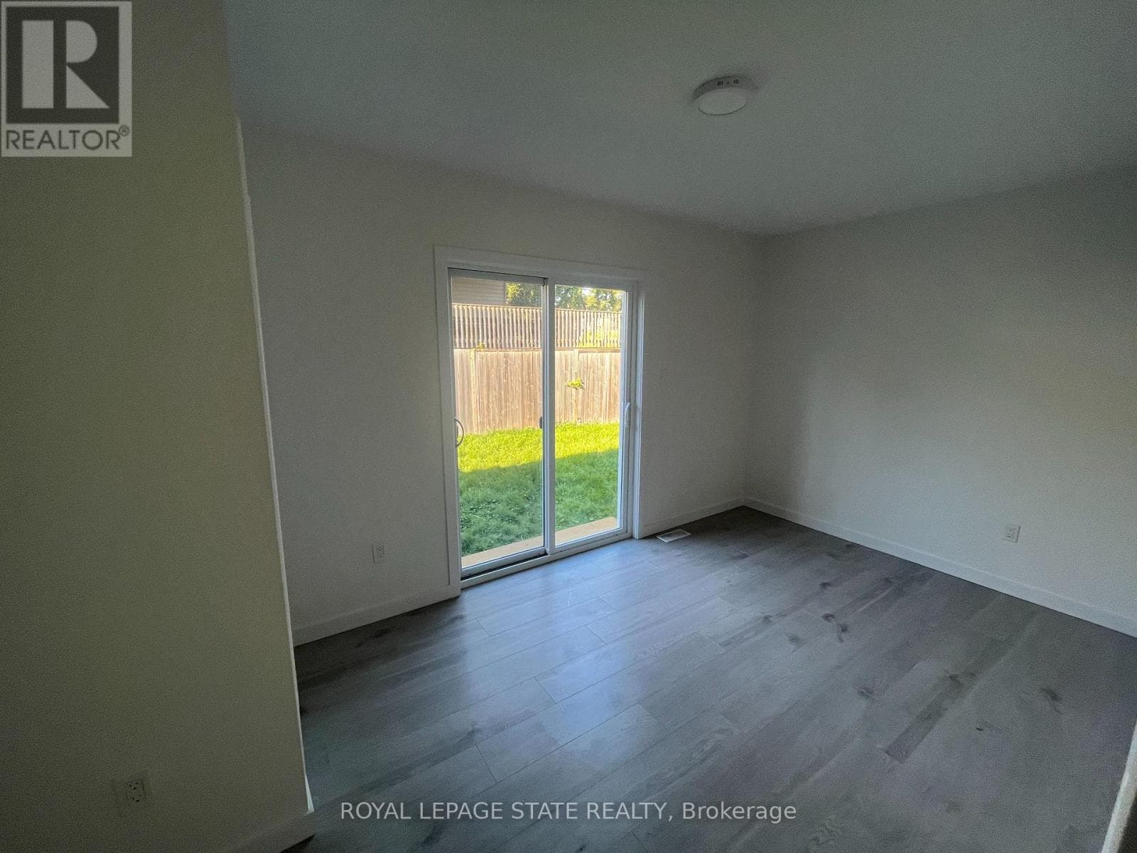 Single Family at 6316 Montrose Road, Niagara Falls (West Wood), Ontario - Photo 10 - RE/MAX Garden City Realty