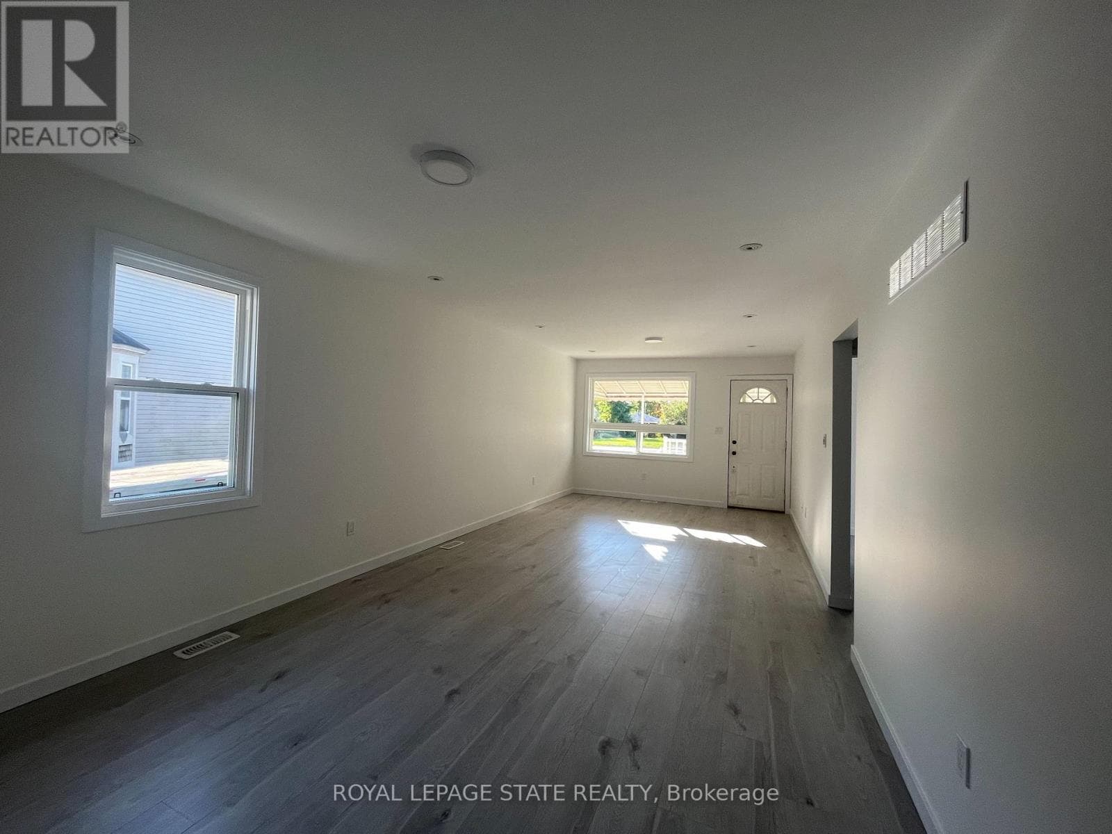 Single Family at 6316 Montrose Road, Niagara Falls (West Wood), Ontario - Photo 3 - RE/MAX Garden City Realty