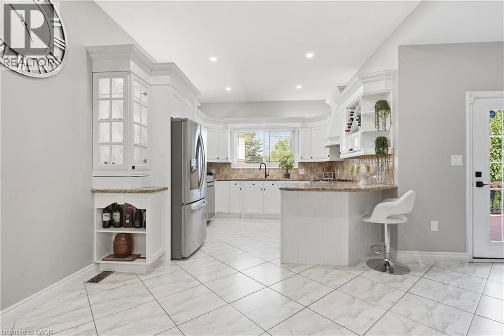 Single Family at 7105 YORK Drive, Niagara Falls, Ontario - Photo 10 - RE/MAX Garden City Realty