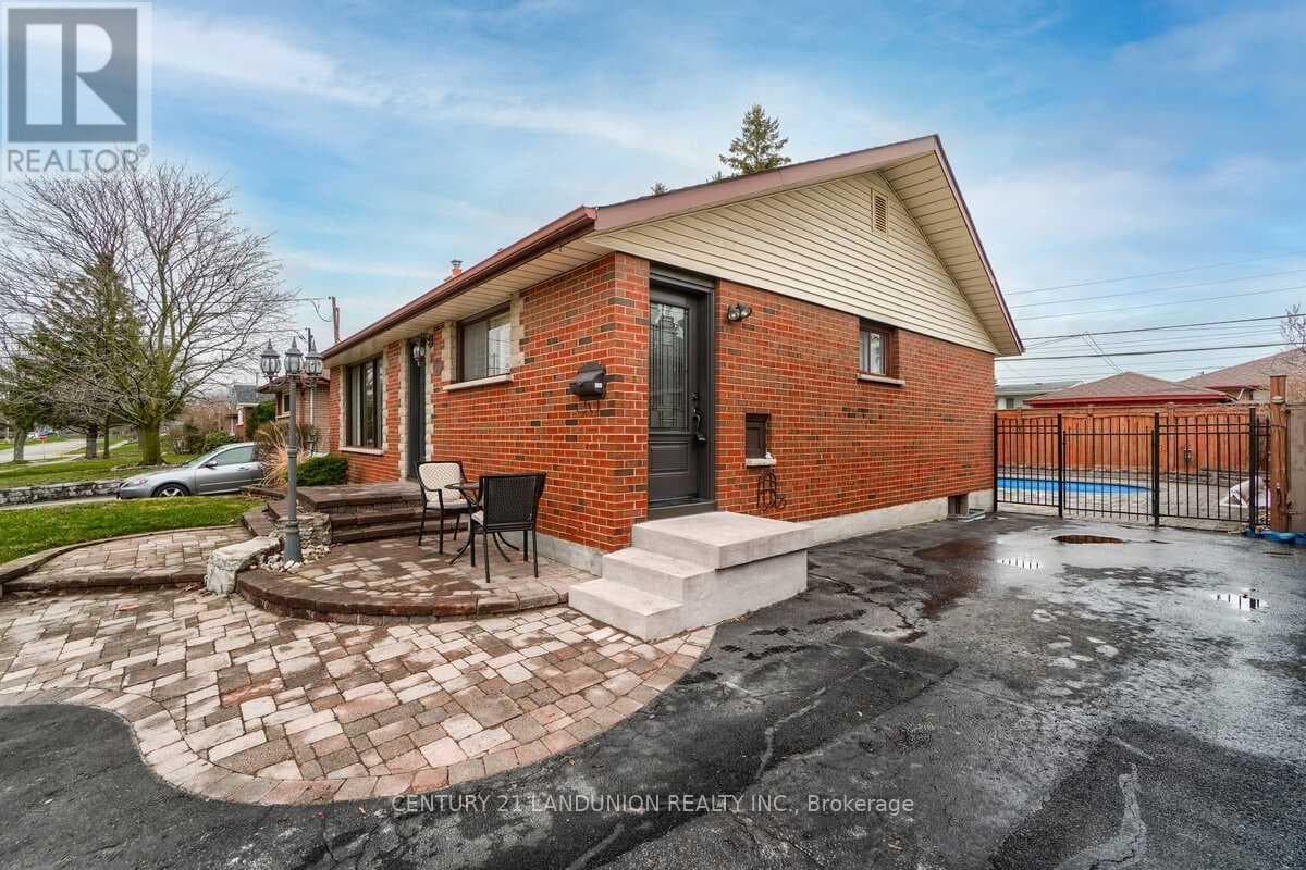 Single Family at 371 Elizabeth Street, Oshawa (McLaughlin), Ontario - Photo 2 - RE/MAX Garden City Realty