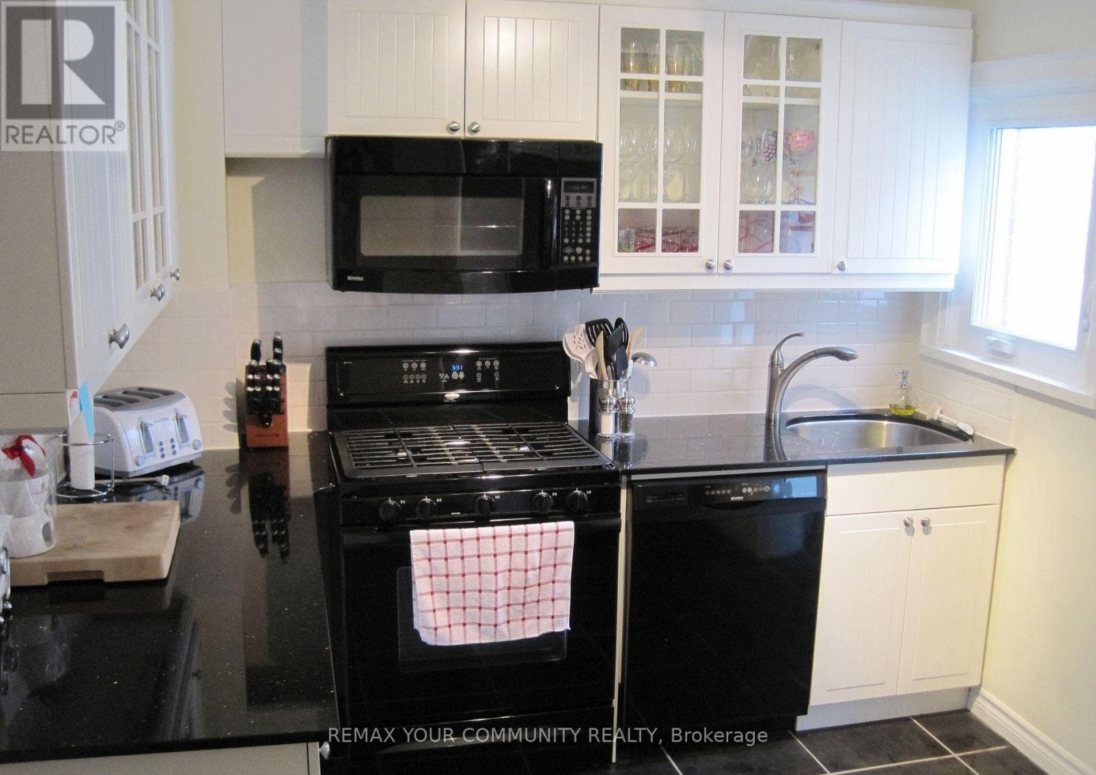 Single Family at 41 Bonnie Brae Boulevard, Toronto (Danforth Village-East York), Ontario - Photo 7 - RE/MAX Garden City Realty