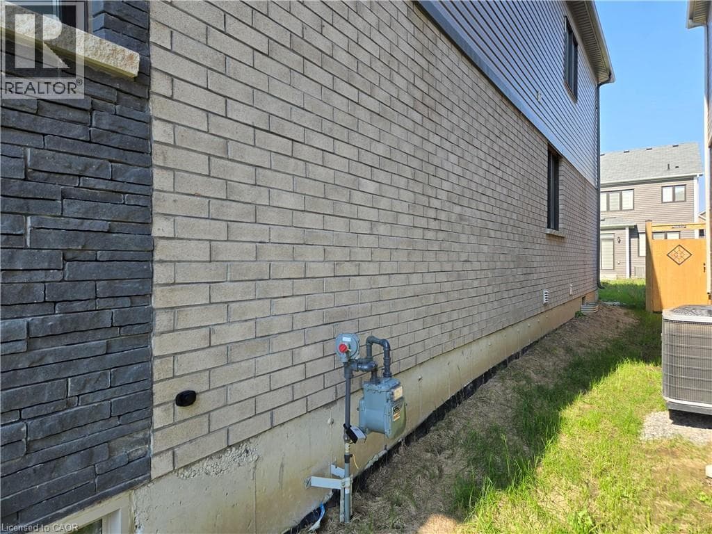 Single Family at 395 BARKER Parkway, Thorold, Ontario - Photo 4 - RE/MAX Garden City Realty