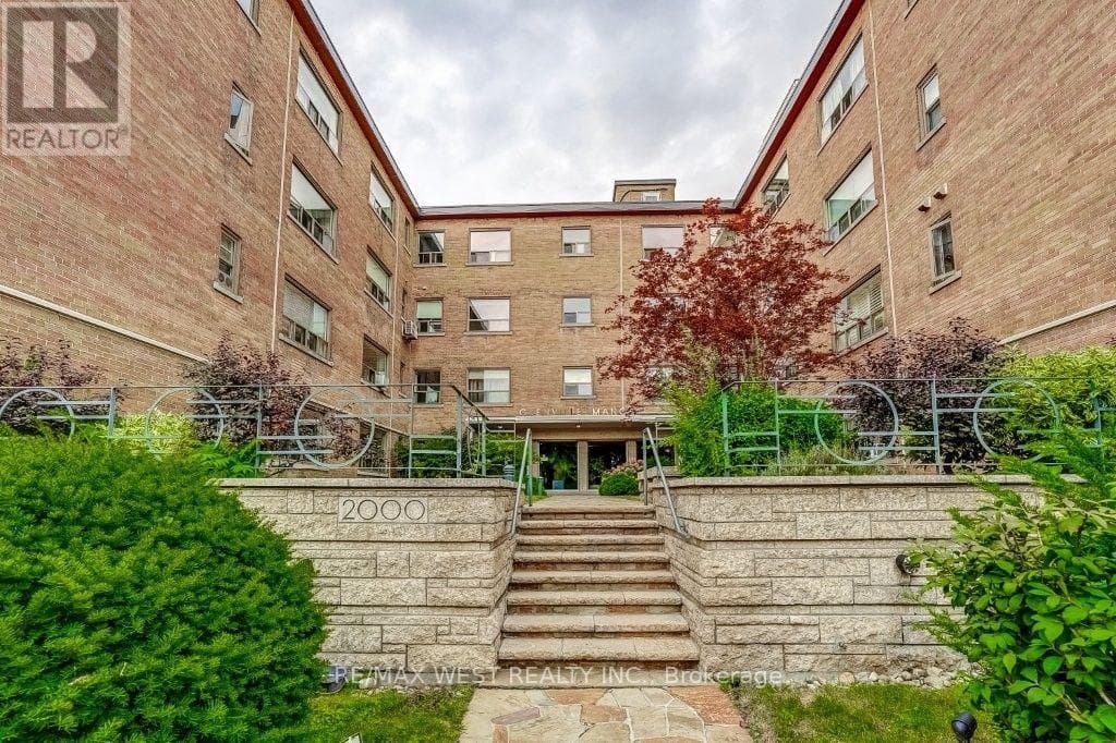 203- 2000 Bloor Street