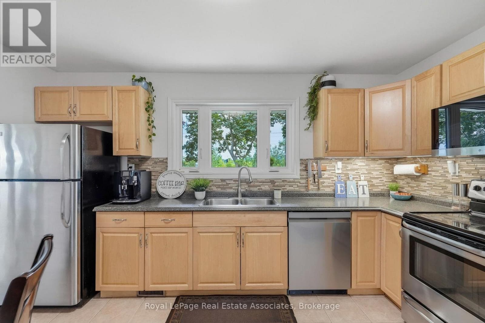 Single Family at 28 Kelson Avenue, Grimsby (Grimsby West), Ontario - Photo 10 - RE/MAX Garden City Realty