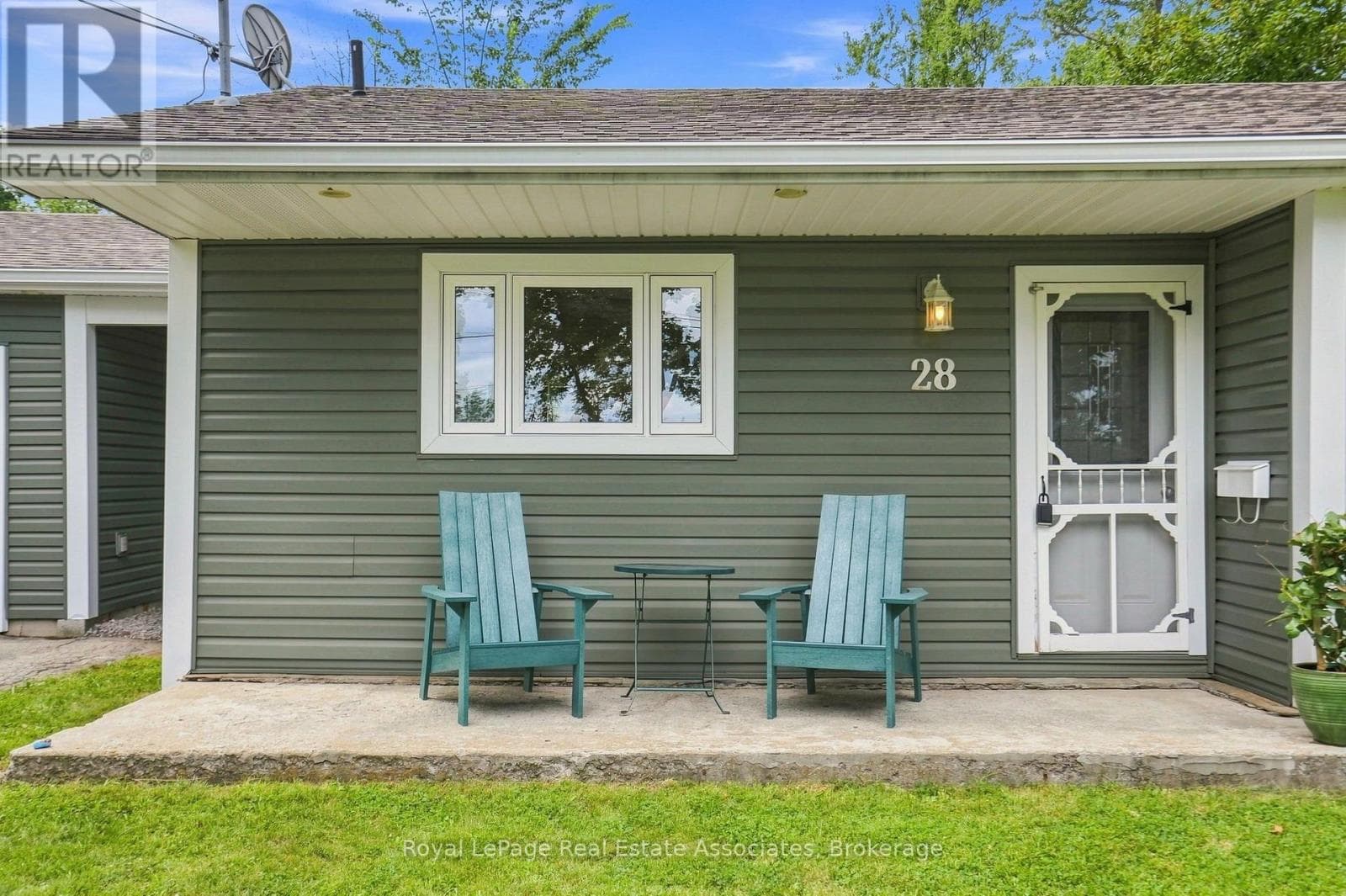 Single Family at 28 Kelson Avenue, Grimsby (Grimsby West), Ontario - Photo 2 - RE/MAX Garden City Realty