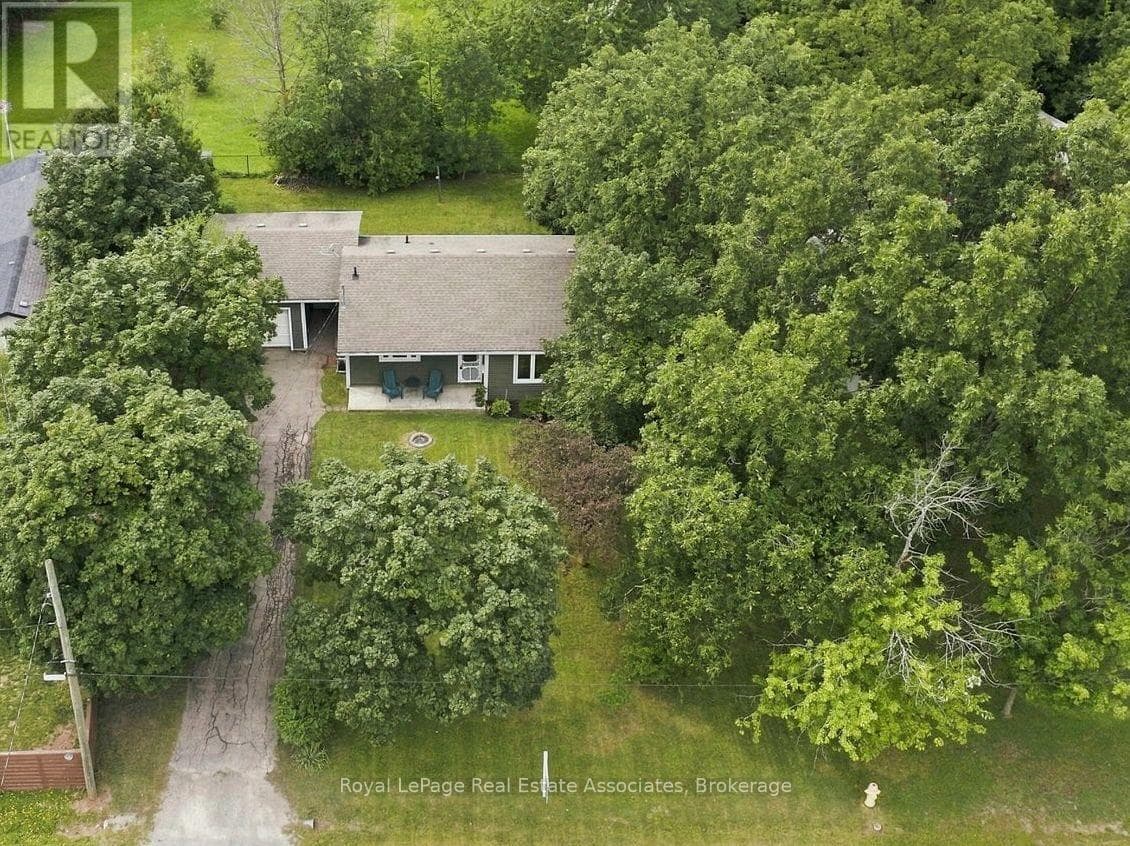Single Family at 28 Kelson Avenue, Grimsby (Grimsby West), Ontario - Photo 3 - RE/MAX Garden City Realty