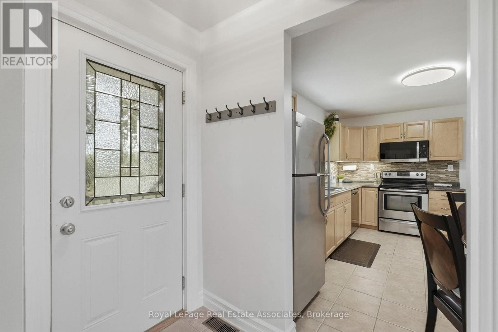 Single Family at 28 Kelson Avenue, Grimsby (Grimsby West), Ontario - Photo 4 - RE/MAX Garden City Realty