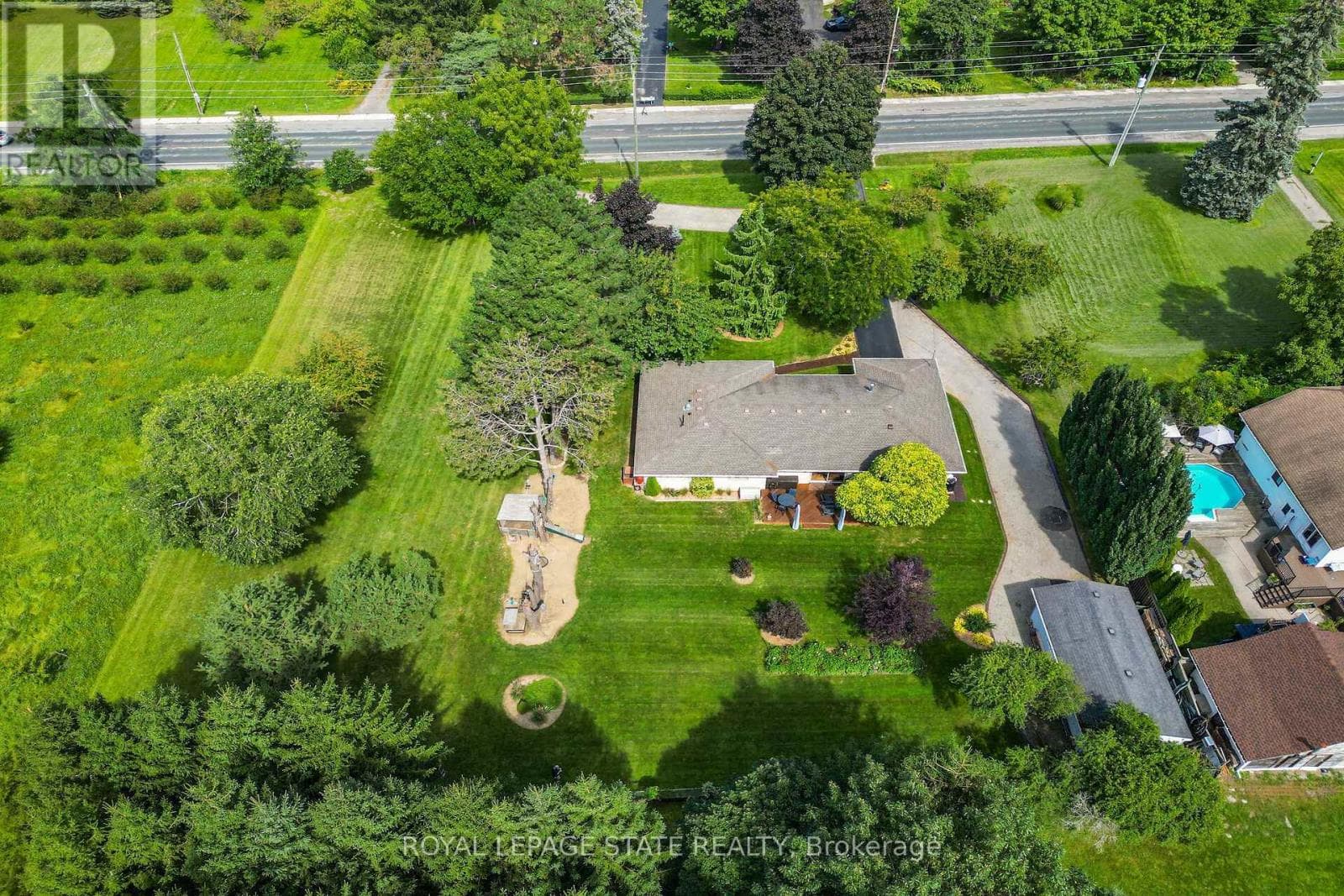 Single Family at 385 Main Street, Grimsby (Grimsby West), Ontario - Photo 3 - RE/MAX Garden City Realty