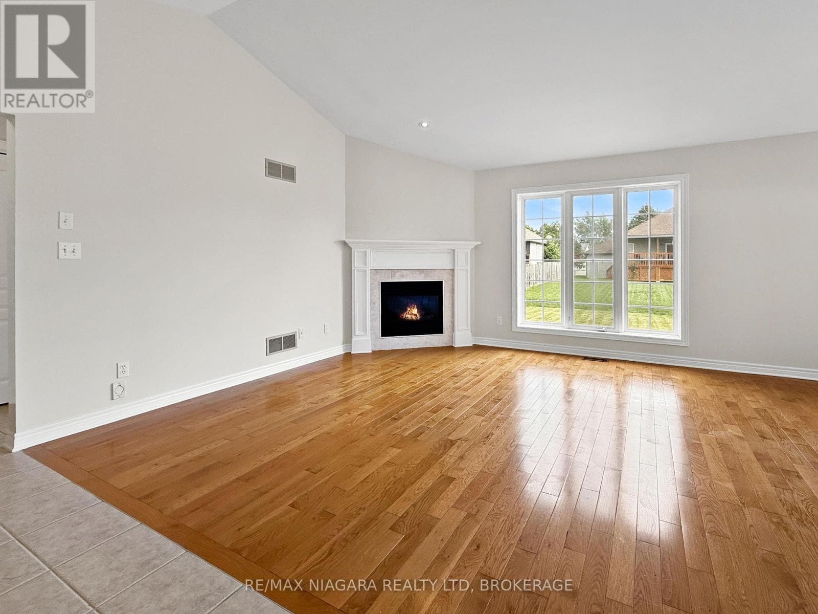 Single Family at 354 Louisa Street, Fort Erie (Lakeshore), Ontario - Photo 4 - RE/MAX Garden City Realty