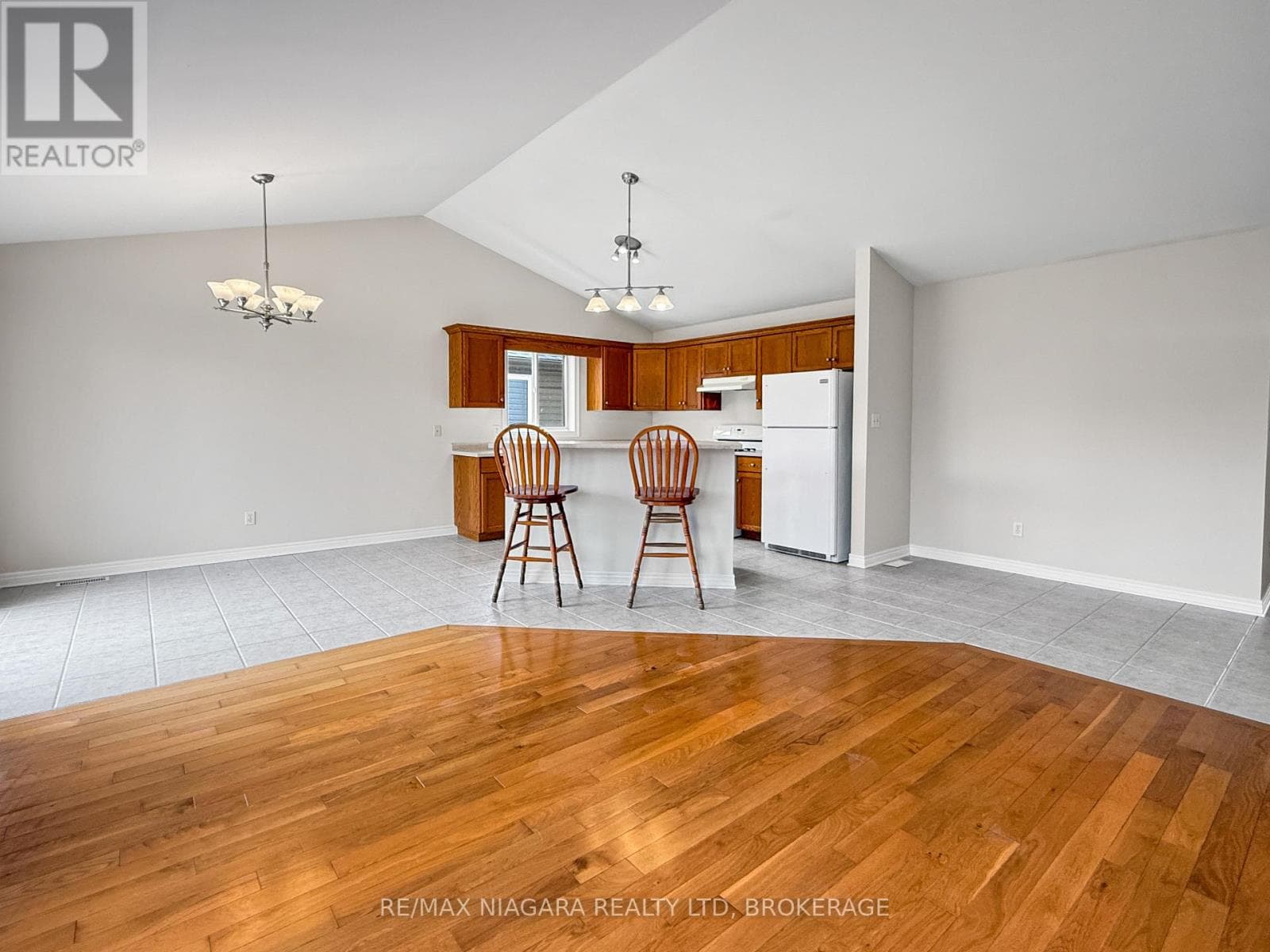 Single Family at 354 Louisa Street, Fort Erie (Lakeshore), Ontario - Photo 7 - RE/MAX Garden City Realty