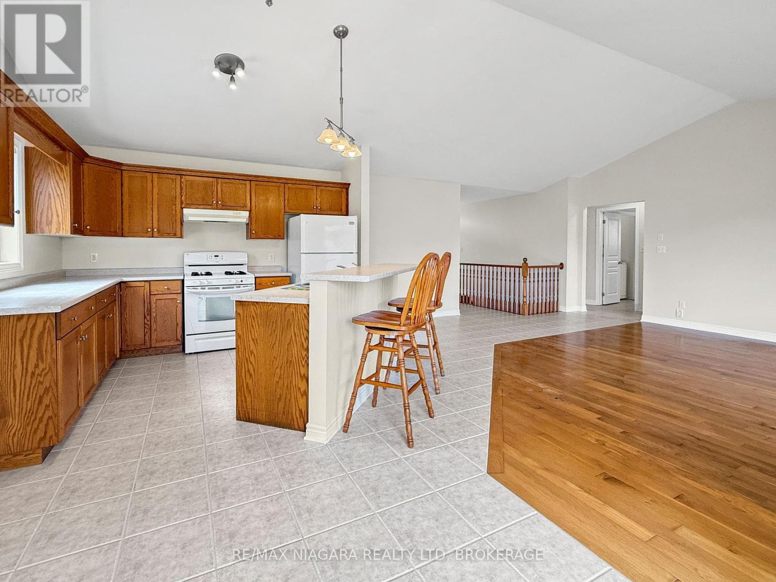 Single Family at 354 Louisa Street, Fort Erie (Lakeshore), Ontario - Photo 8 - RE/MAX Garden City Realty