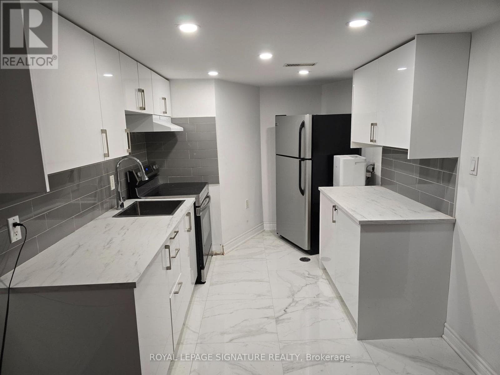 Single Family at 17 Pleasant Avenue, Toronto (Newtonbrook West), Ontario - Photo 3 - RE/MAX Garden City Realty