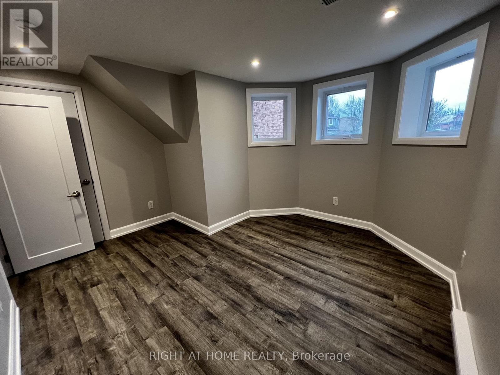 Single Family at Lower- 205 Cardinal Street, Barrie (Cundles East), Ontario - Photo 10 - RE/MAX Garden City Realty