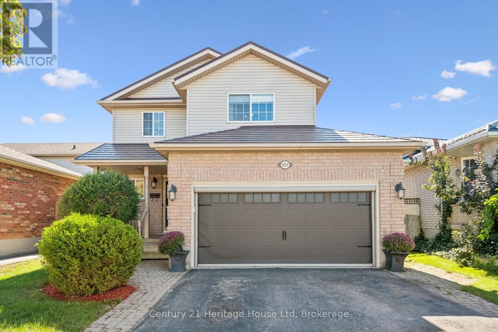 Single Family at 850 Paisley Road, Guelph (Willow West/Sugarbush/West Acres), Ontario - Photo 4 - RE/MAX Garden City Realty