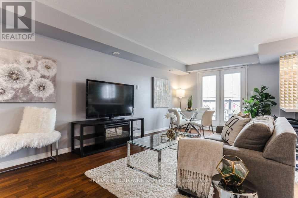 Single Family at 10- 2579 Sixth Line, Oakville (RO River Oaks), Ontario - Photo 4 - RE/MAX Garden City Realty