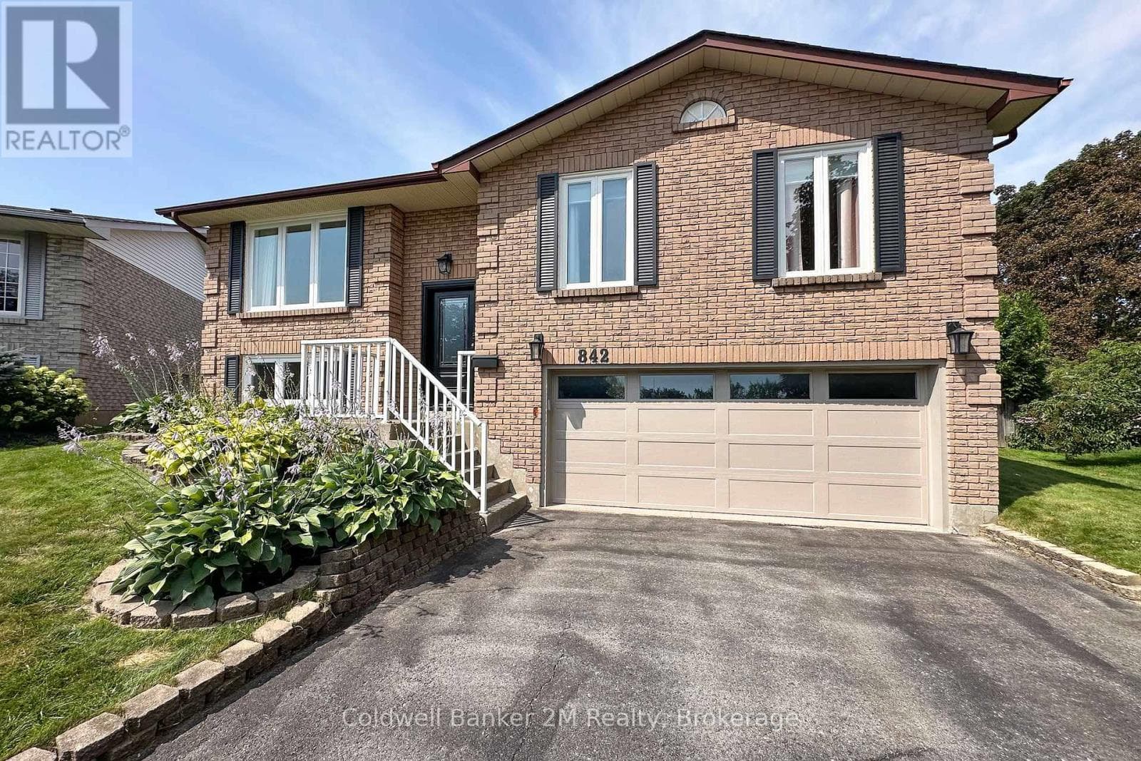 Single Family at 842 Saint Anne Court, Oshawa (Northglen), Ontario - Photo 3 - RE/MAX Garden City Realty