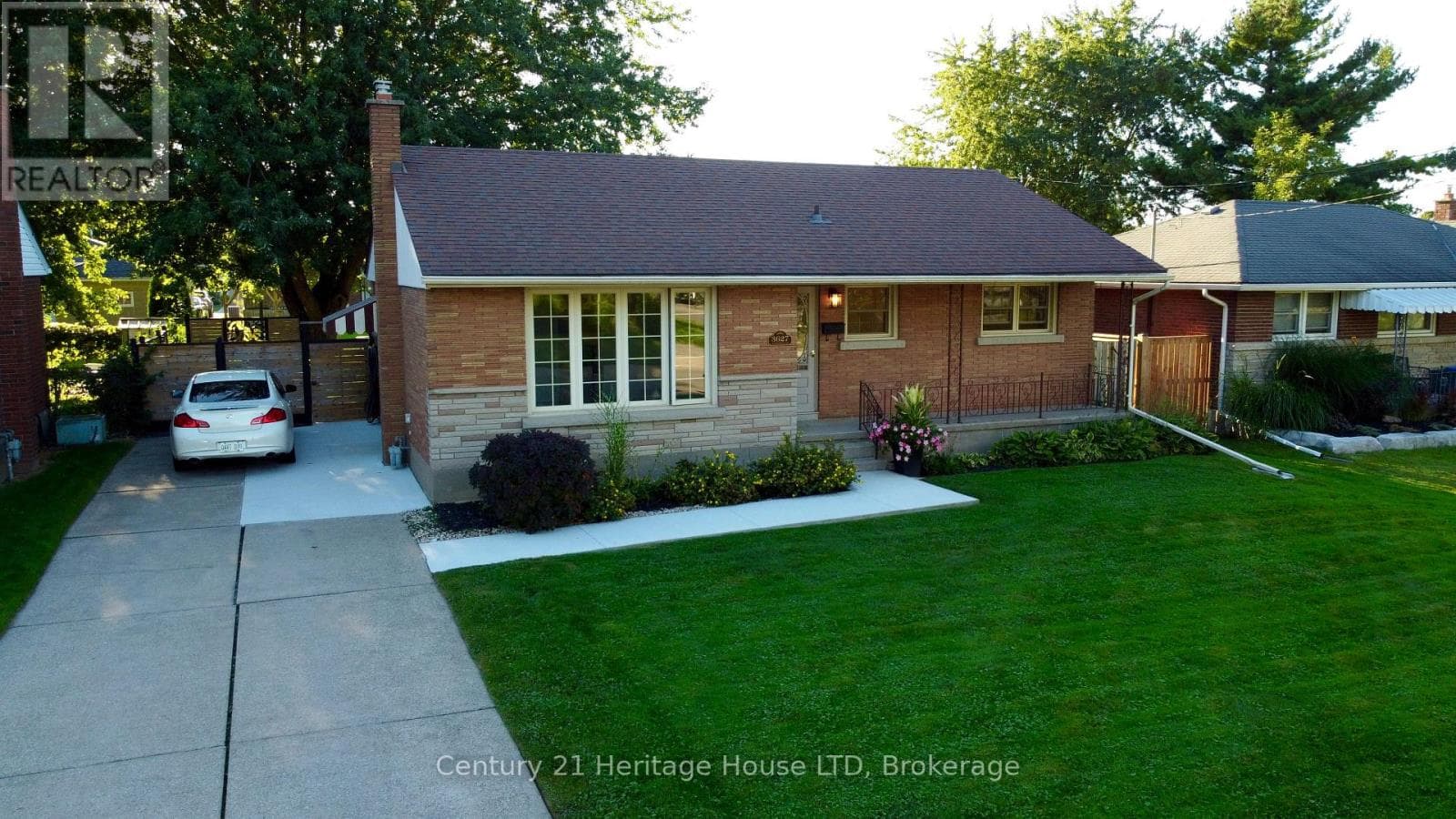 Single Family at 3627 Windermere Road, Niagara Falls (Stamford), Ontario - Photo 1 - RE/MAX Garden City Realty